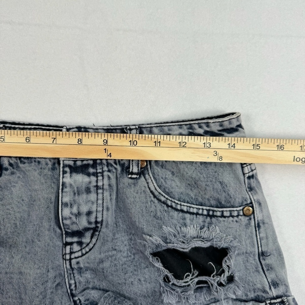 The Frayed Mid Rise Button Fly Jean Shorts Women SZ 4 Distressed Gray Wash Denim - Picture 6 of 11